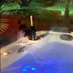 منزل للإقامة Le Jacuzzi De Marie *